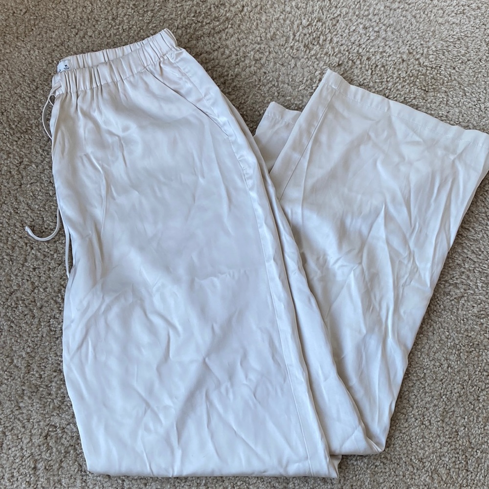 Abercrombie & Fitch Women's
Satin Pull-On Wide Leg Pant